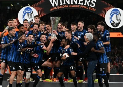 I giocatori dell’Atalanta alzano la Coppa League