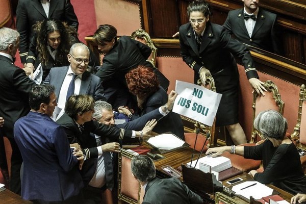 Bagarre in Senato per lo Ius Soli tra le proteste di Lega e M5S, indegno spettacolo