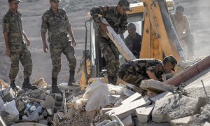 Si scava in Marocco tra le macerie dopo il terremoto