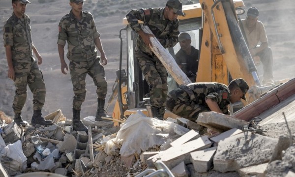 Si scava in Marocco tra le macerie dopo il terremoto