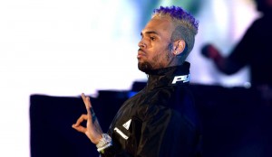 Rapero Chris Brown detenido en París por denuncia de violación