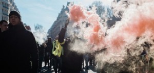 I Gilet gialli rispondono a Macron: incendi e negozi saccheggiati nel cuore di Parigi