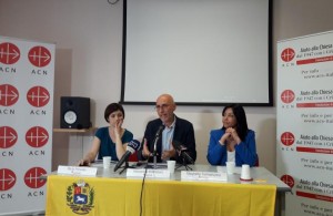 Marta Petrosillo e Alessandro Monteduro di Acs; la giornalista Marynellis Tremamunno