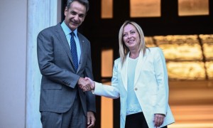 Il primo ministro ellenico Kyriakos Mitsotakis e il presidente del Consiglio Giorgia Meloni 