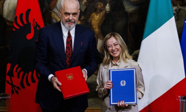 Firma del Protocollo d&#039;Intesa sulla gestione dei flussi migratori tra Albania e Italia nella foto Giorgia Meloni e Edi Rama 