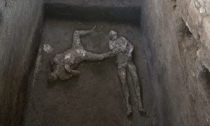 Pompei resituisce i corpi intatti di due uomini in fuga dall&#039;eruzione