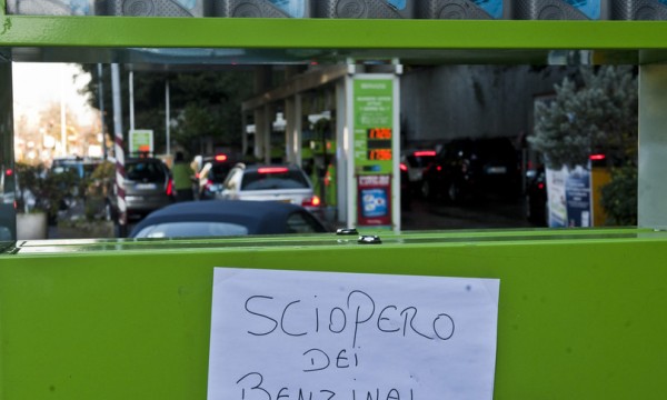 In corso lo sciopero dei benzinai, sindacati spaccati