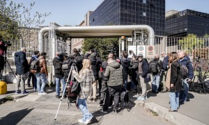 Giornalisti e cittadini davanti al San Raffaele di Milano  