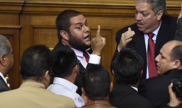 Denuncian tratos crueles a diputado venezolano acusado de atentado a Maduro