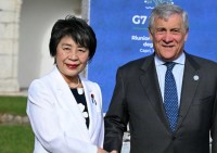 Il Ministro degli Affari Esteri giapponese Yoko Kamikawa accolta dal Ministro degli Affari Esteri italiano Antonio Tajani al suo arrivo per la riunione del G7 presso la Certosa di San Giacomo, sull&#039;isola di Capri