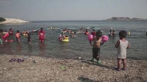 Emergenza migranti: piccoli profughi che tornano bambini sulle spiagge greche