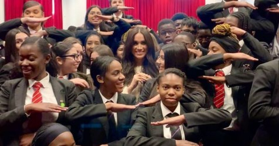 Meghan sorprende a estudiantes en Londres