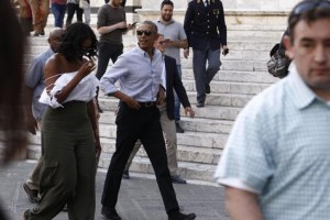 Barack Obama y su esposa Michelle de paseo en las calles de Siena