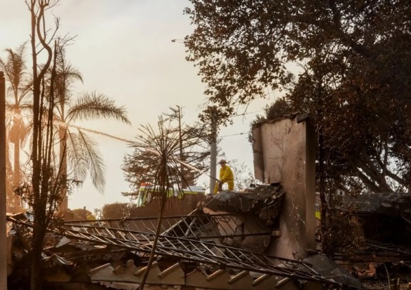 Una casa distrutta dalle fiamme a Los Angeles los angeles incendio hollywood california 5 