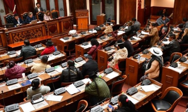 El Parlamento boliviano recibe la carta de renuncia de Evo Morales