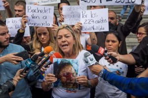 Rosa Orozco, madre de Geraldine Moreno, sostiene una foto de su hija frente al edificio de la ONU en Caracas. 