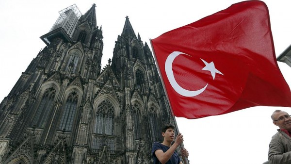 Merkel:&quot;Dai turchi che vivono in Germania mi aspetto lealtà&quot;