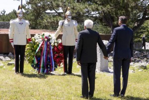 Incontro Mattarella-Pahor sul Carso triestino. Gesto storico dei presidenti, mano nella mano