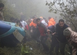 I soccorritori lavorano sul luogo dello schianto dell&#039;elicottero che trasportava il presidente iraniano Ebrahim Raisi a Varzaghan