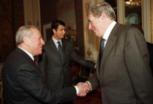 Demetrio Volcic stringe la mano all&#039;allora presidente della Repubblica Carlo Azeglio Ciampi il 26 gennaio 2000