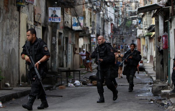 Rio 2016, scontri fra polizia e trafficanti di droga: chiuse tre fermate del bus olimpico