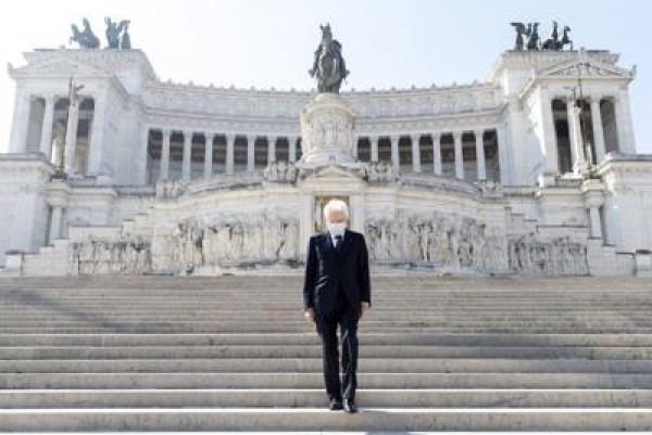 All&#039;altare della patria l&#039;omaggio di Mattarella. Conte: &#039;Viva l&#039;Italia liberata&#039;