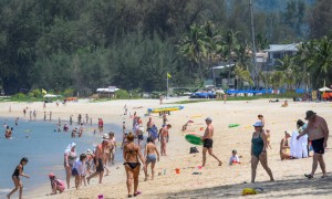 Turisti russi sulla spiaggia 