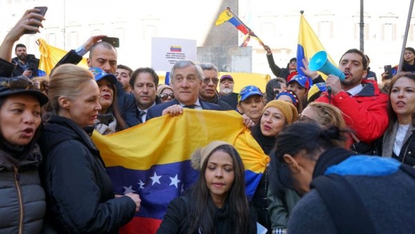 Venezuela, Berlusconi attacca Maduro: &quot;Calpesta i diritti umani&quot; Tajani: Le minacce di Maduro contro l’ambasciatrice Ue a Caracas non ci spaventano!