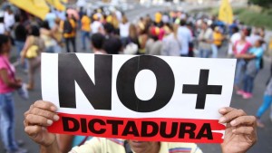 Venezuela: si aggrava la situazione la gente protesta nelle strade forte la repressione