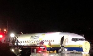 Avión comercial con 136 ocupantes termina en un río tras patinar en la pista en Jacksonville, Estados Unidos