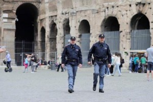 Terrorismo, stop a camion in centro a Roma durante feste