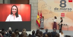 La candidata presidencial opositora  María Corina Machado recibió una condecoración por parte de la presidenta de Madrid, Isabel Díaz Ayuso. 