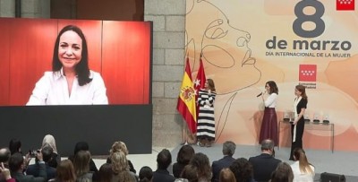 La candidata presidencial opositora  María Corina Machado recibió una condecoración por parte de la presidenta de Madrid, Isabel Díaz Ayuso. 