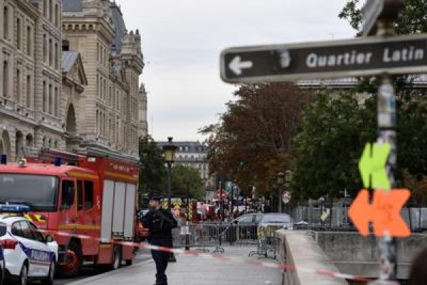 Strage in prefettura a Parigi, 5 morti tra cui l&#039;aggressore