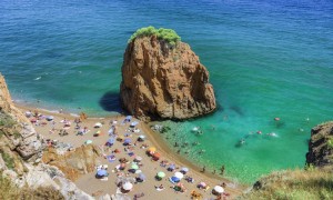 La spiaggia di nudisti di Illa Roja, Costa Brava, Catalogna