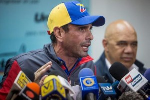 Henrique Capriles denunció asedio de bandas armadas chavista Fue &quot;sitiado&quot; por 4 horas en terminal Isla de Margarita