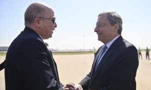 Mario Draghi con il presidente algerino