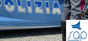 Brandisce coltello contro due poliziotti. Paoloni (Sap): «sempre più aggressioni alla Polizia... taser indispensabile»