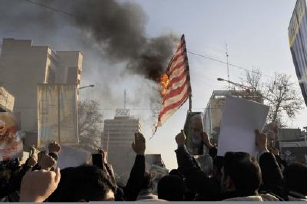 Iran, ressa nella città natale di Soleimani, almeno 50 morti. Usa in massima allerta contro attacco droni