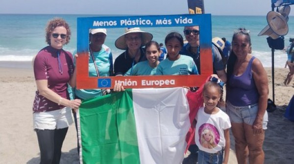 El embajador italiano De Vito junto a participantes de la iniciativa. 