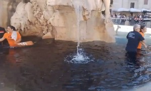 Quattro attivisti sfregiano la fontana dei Fiumi a piazza Navona