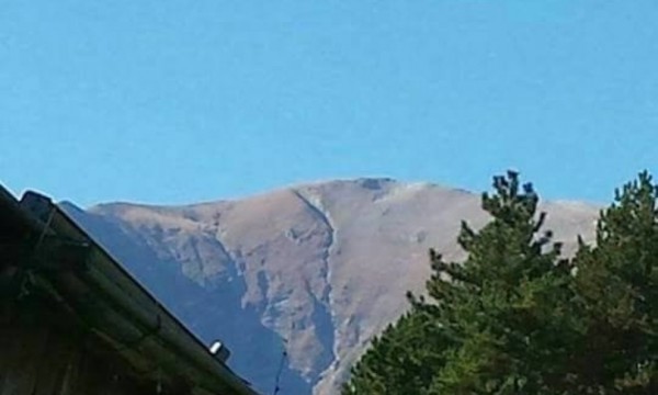 Terremoto Marche Umbria lo spacco della montagna (foto di Paolo Giomi) 30 ottobre 2016 