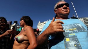 &quot;Tetas Libres&quot;: a Buenos Aires, protesta topless vs mercificazione della donna