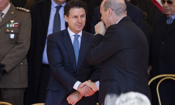 Il Dpcm divide sindaci e governo, sul Mes tensione Conte-Zingaretti