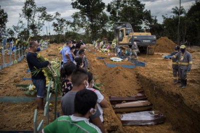 Entierros masivos en Manaos, en el Amazonas. Dimensión de la tragedia en Brasil