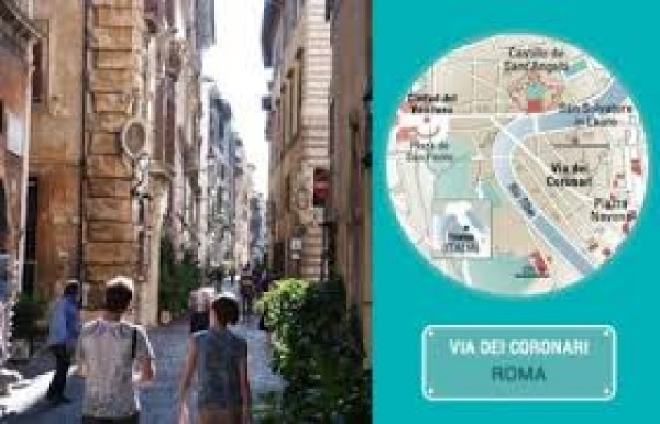 Lo profano y lo sagrado, de la mano en la Via dei Coronari, en Roma.
