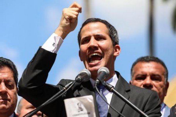 Trump  riconosce Guaido presidente 16 persone morte nelle proteste cominciate ieri notte