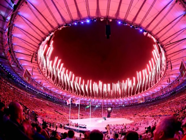 Rio 2016: i fuochi d&#039;artificio chiudono sullo stadio Maracanà i Giochi Olimpici