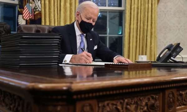 Joe Biden giura da presidente e decreta l&#039;obbligo di mascherina e lo stop al muro col Messico