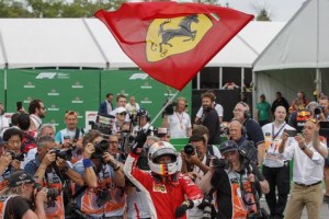 Vettel con su Ferrari vuelve a liderar el Mundial